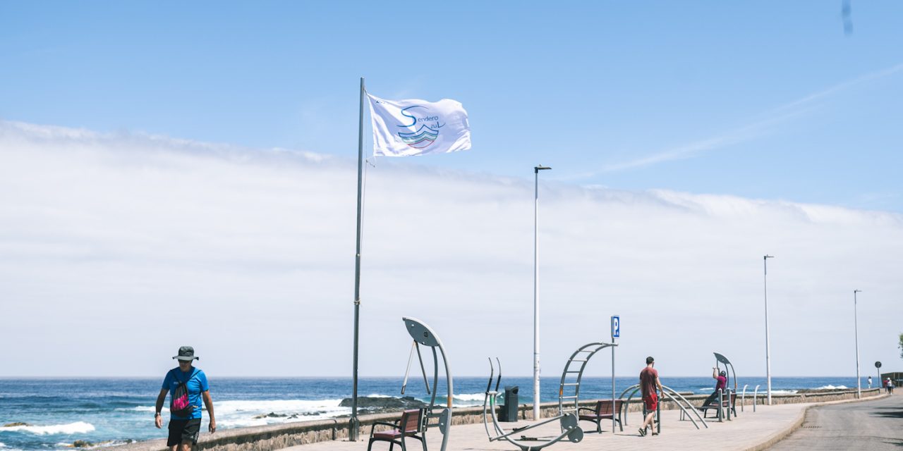 La bandera de Sendero Azul ondea ya en el Camino de la Costa, como distintivo de sus valores naturales