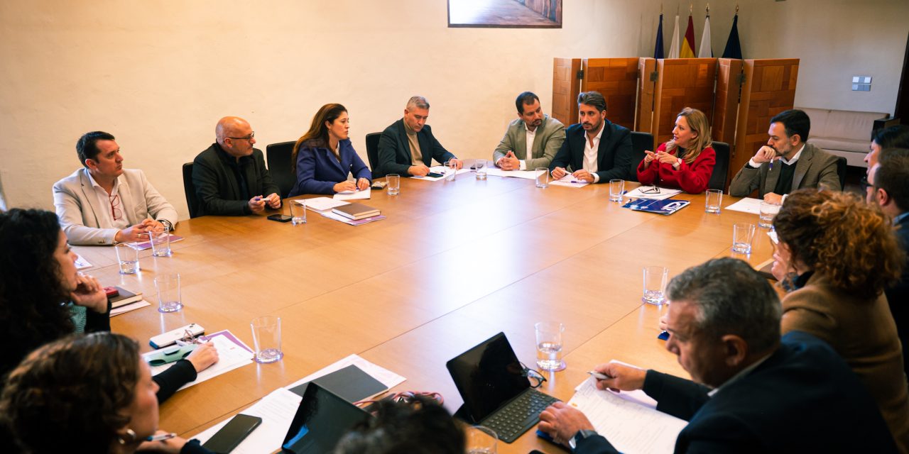 Luis Yeray Gutiérrez y Rosa Dávila anuncian el impulso a la variante de la TF-5 y a la desaladora comarcal