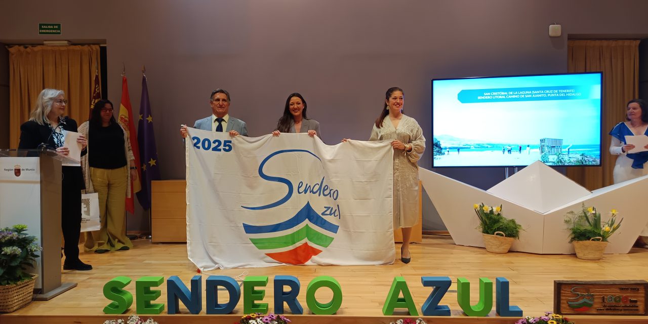 La Laguna recoge en Murcia la bandera azul que revalida los valores ecológicos del Camino de la Costa