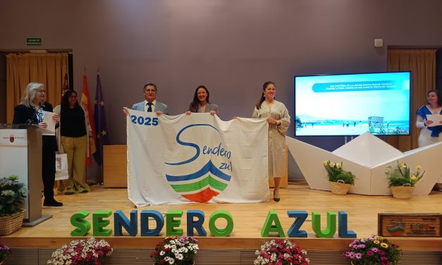 La Laguna recoge en Murcia la bandera azul que revalida los valores ecológicos del Camino de la Costa