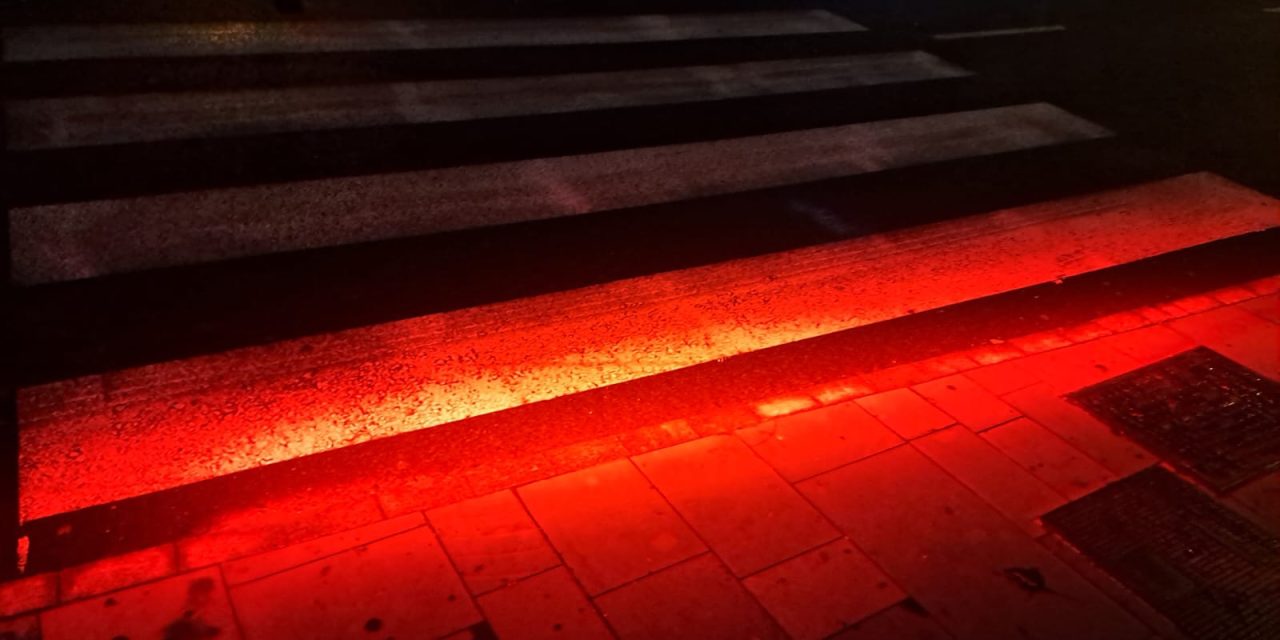La Laguna instala un semáforo con proyección de luz sobre el suelo para evitar accidentes por peatones mirando su teléfono móvil