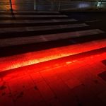 La Laguna instala un semáforo con proyección de luz sobre el suelo para evitar accidentes por peatones mirando su teléfono móvil