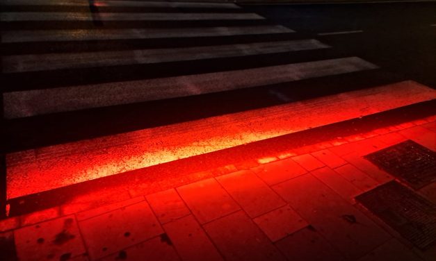 La Laguna instala un semáforo con proyección de luz sobre el suelo para evitar accidentes por peatones mirando su teléfono móvil