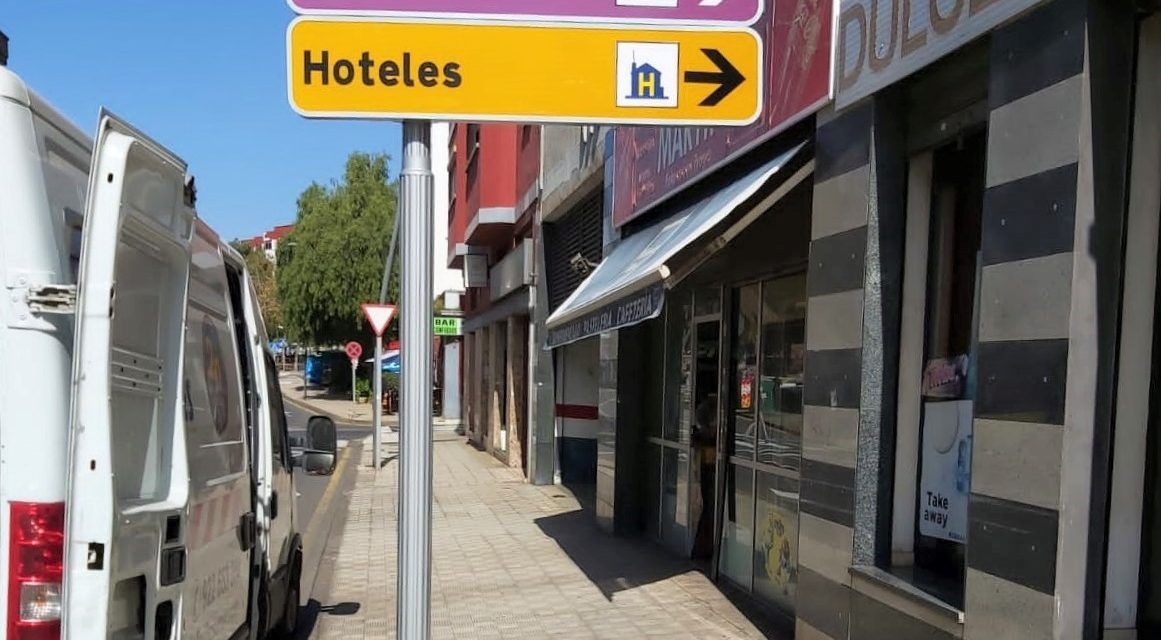 La Laguna inicia la renovación de la señalización turística con diez nuevos paneles verticales