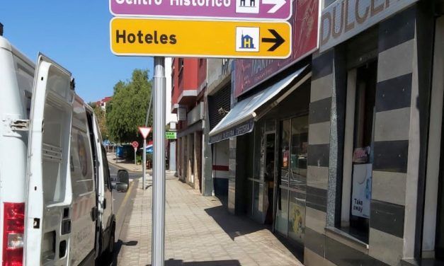 La Laguna inicia la renovación de la señalización turística con diez nuevos paneles verticales