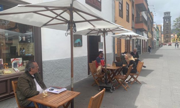 El Ayuntamiento de La Laguna impulsa una campaña de inspecciones a la hostelería para reordenar las terrazas.