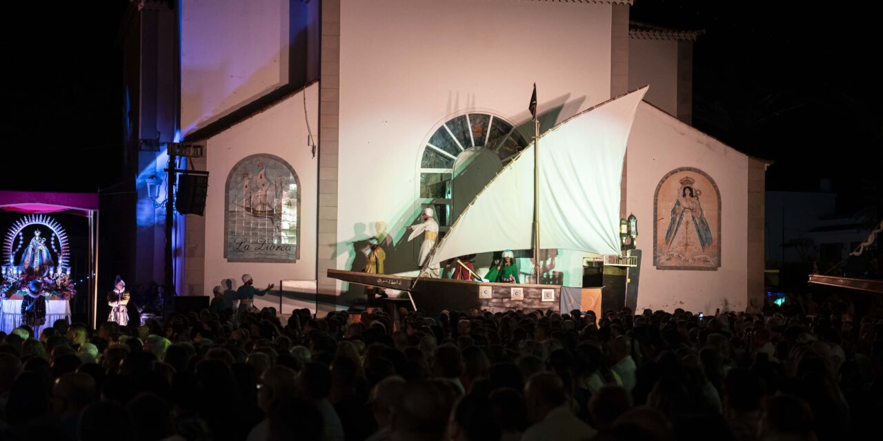 Servicios Municipales ilumina el entorno de la iglesia de Valle de Guerra para La Librea