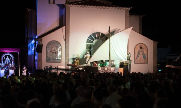 Servicios Municipales ilumina el entorno de la iglesia de Valle de Guerra para La Librea