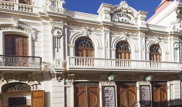 El Teatro Leal acoge una muestra de las fantasías lucidas durante años por los grupos del Carnaval de La Laguna